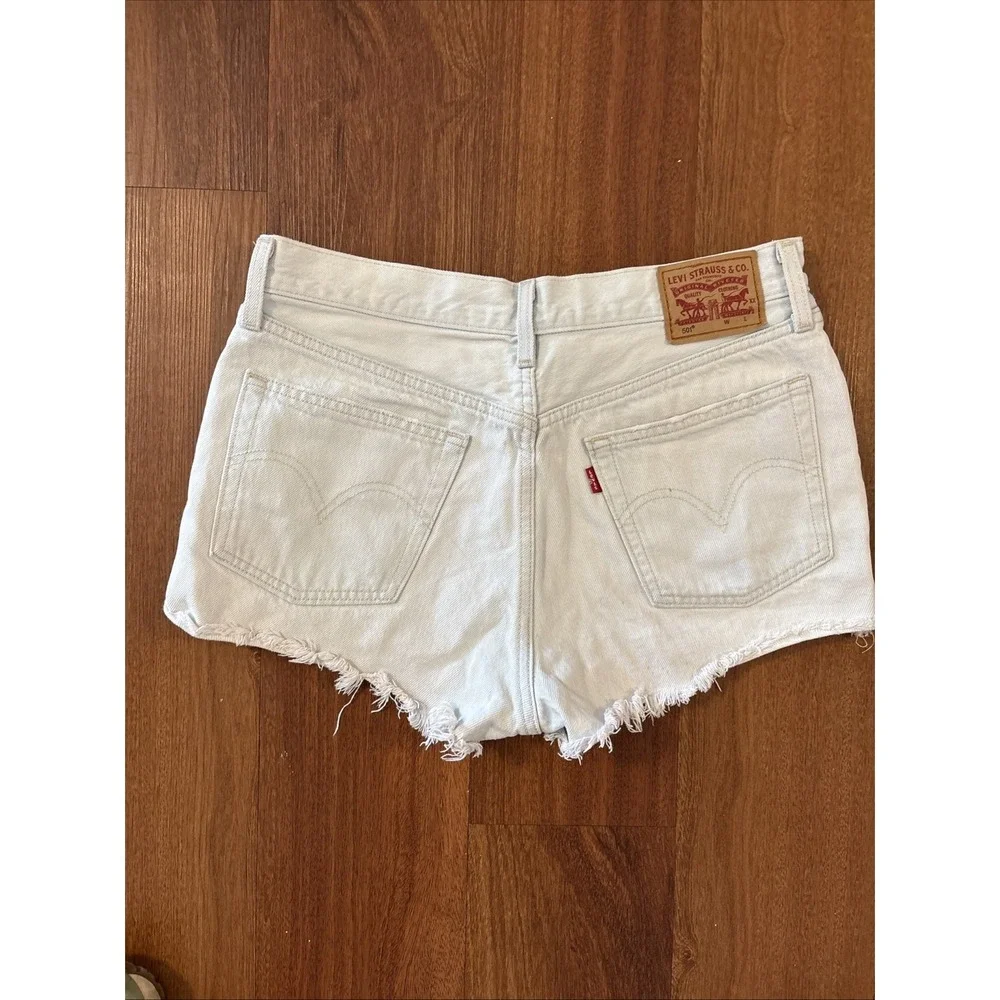 Levi's 501 Women's Blue Light Wash Denim Cut-Off Shorts Size 28 Regular - Picture 6 of 8